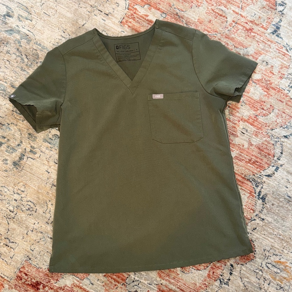 Figs scrubs set in moss